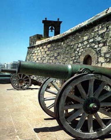 Lanzarote: Castillo de San Gabriel: les canons du fort