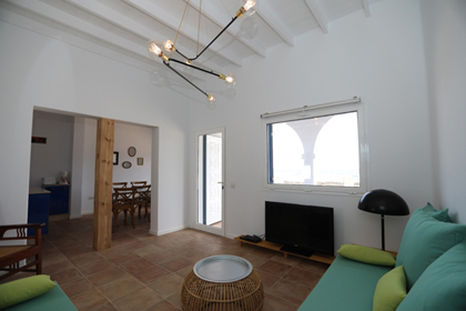 Casa del pueblo: living room and kitchen